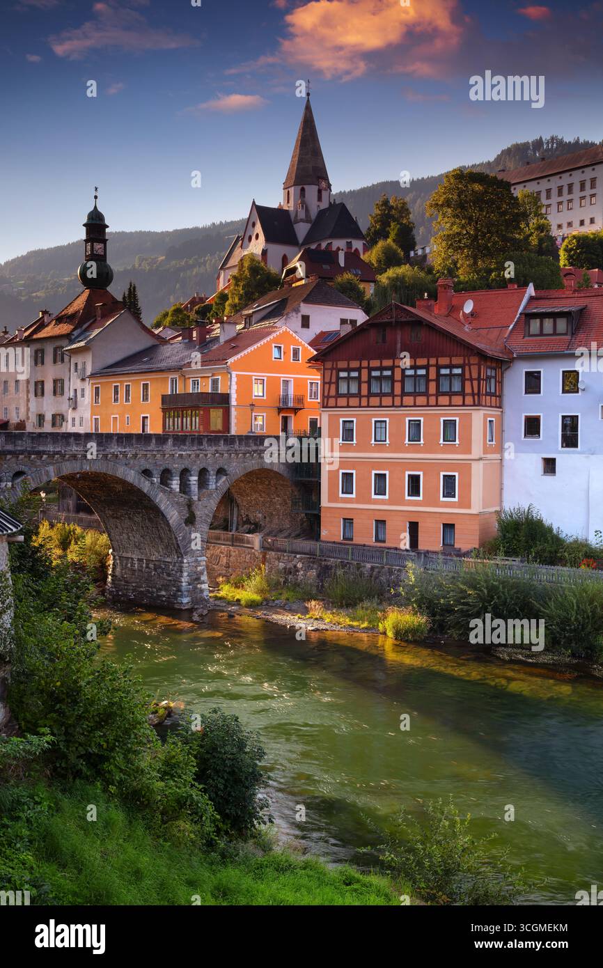 Murau, Austria. Immagine del paesaggio urbano di Murau, Austria, con un bellissimo tramonto estivo. Foto Stock