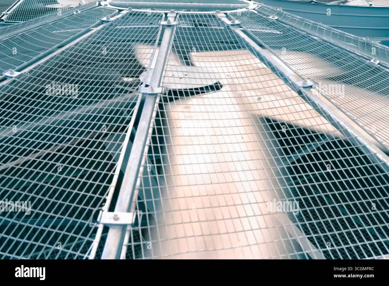 I dispositivi di raffreddamento ad aria per gas, le eliche sono visibili attraverso la rete. Foto Stock