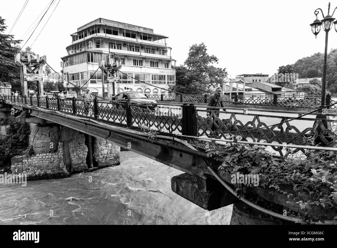 Kutaisi, Georgia - 15 giugno 2024: Il Ponte delle catene è il ponte più antico di Kutaisi, risalente al 1770, storico ponte sul fiume Rioni. Foto Stock