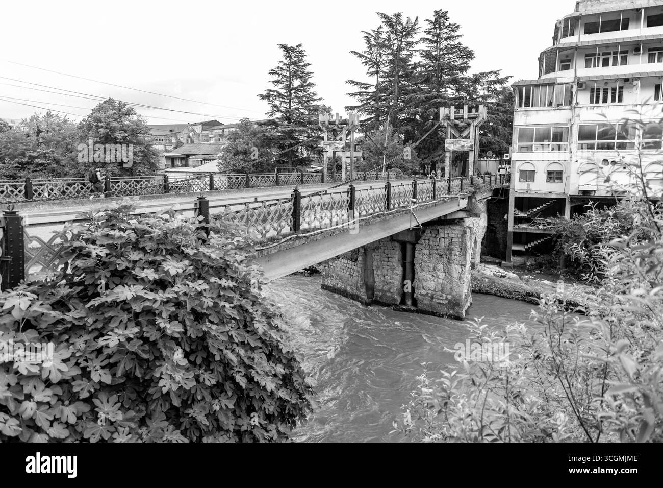 Kutaisi, Georgia - 15 giugno 2024: Il Ponte delle catene è il ponte più antico di Kutaisi, risalente al 1770, storico ponte sul fiume Rioni. Foto Stock