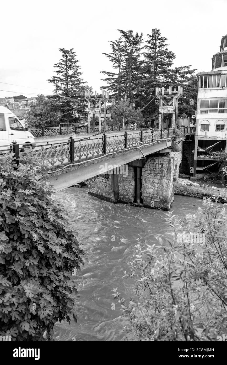Kutaisi, Georgia - 15 giugno 2024: Il Ponte delle catene è il ponte più antico di Kutaisi, risalente al 1770, storico ponte sul fiume Rioni. Foto Stock