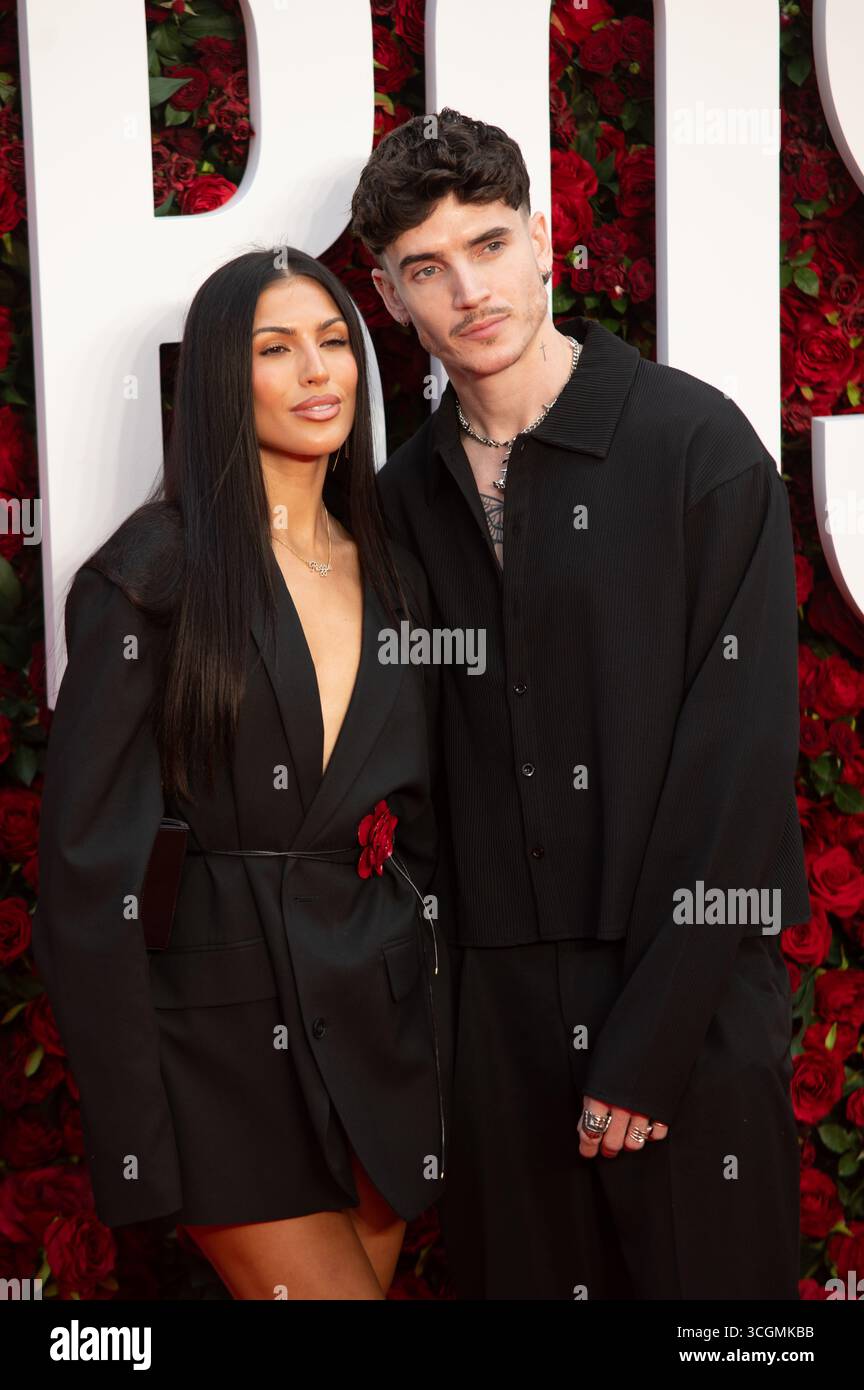 Londra, Regno Unito. 28 agosto 2028. Emily Faye Miller e Cam Holmes posano insieme sul tappeto rosso. Cristina Massei/Alamy Live News Foto Stock