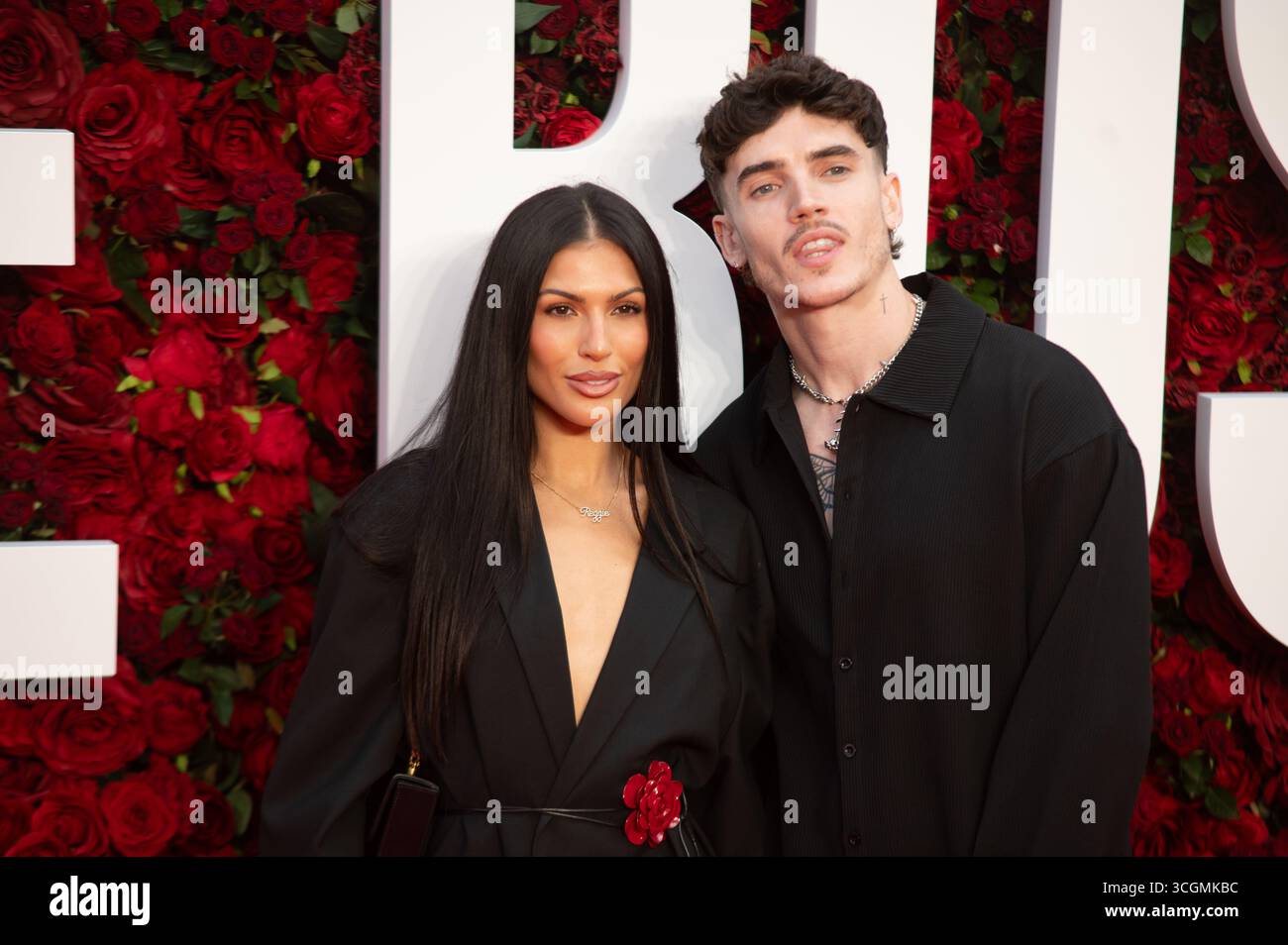 Londra, Regno Unito. 28 agosto 2028. Emily Faye Miller e Cam Holmes posano insieme sul tappeto rosso. Cristina Massei/Alamy Live News Foto Stock