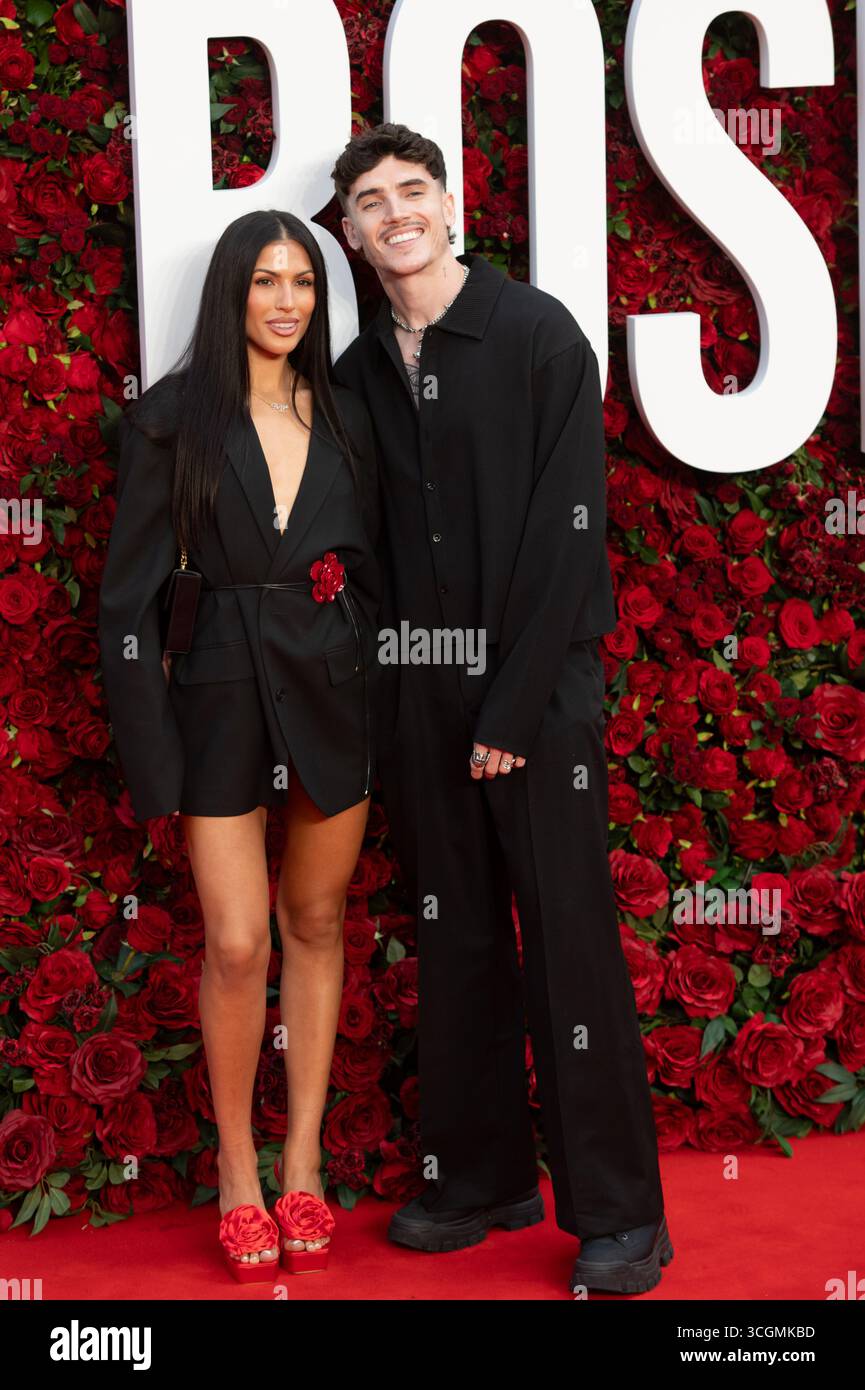 Londra, Regno Unito. 28 agosto 2028. Emily Faye Miller e Cam Holmes posano insieme sul tappeto rosso. Cristina Massei/Alamy Live News Foto Stock