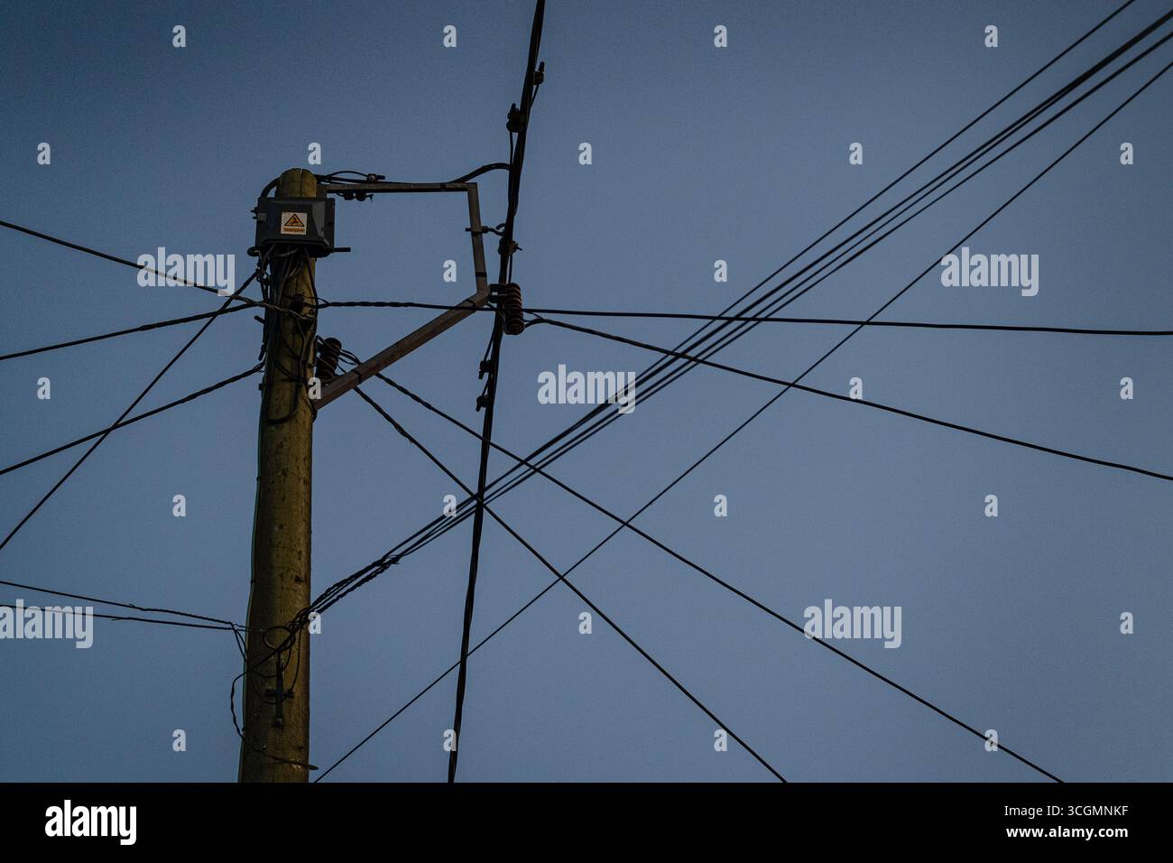 Fili e cavi collegati a un palo in legno per telecomunicazioni Foto Stock