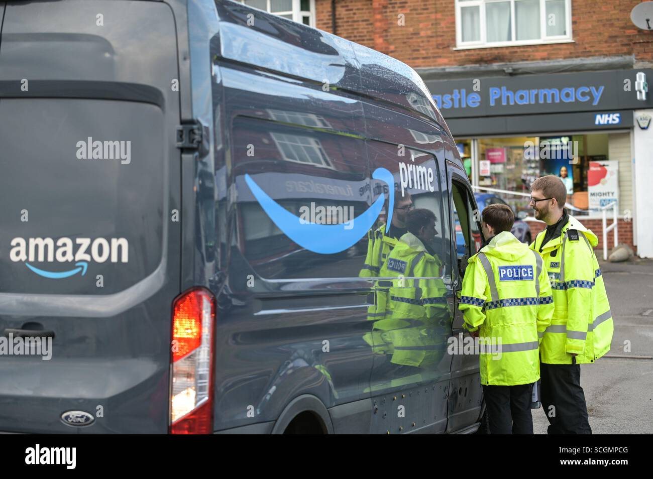 Chester Road, Castle Bromwich 28 agosto 2025. Il furgone è stato guidato dagli ufficiali fino al bordo del parcheggio dove è stato parcheggiato per la prima volta e sono state effettuate prove di rollio, mostrando come il veicolo viaggiava senza aiuto verso l'edificio. - Gli agenti investigativi della Collision hanno esaminato un furgone Amazon giovedì 28 agosto pomeriggio. Il corriere è stato investito dopo che si ritiene che il furgone diesel si sia rotolato sopra di lui, fissandolo contro un muro e ferendolo gravemente nella zona di Castle Bromwich a Birmingham. Dopo le 999 chiamate arrivarono poco prima delle 15:40 del pomeriggio, il West Midlands Ambulance Service ha inviato TW Foto Stock