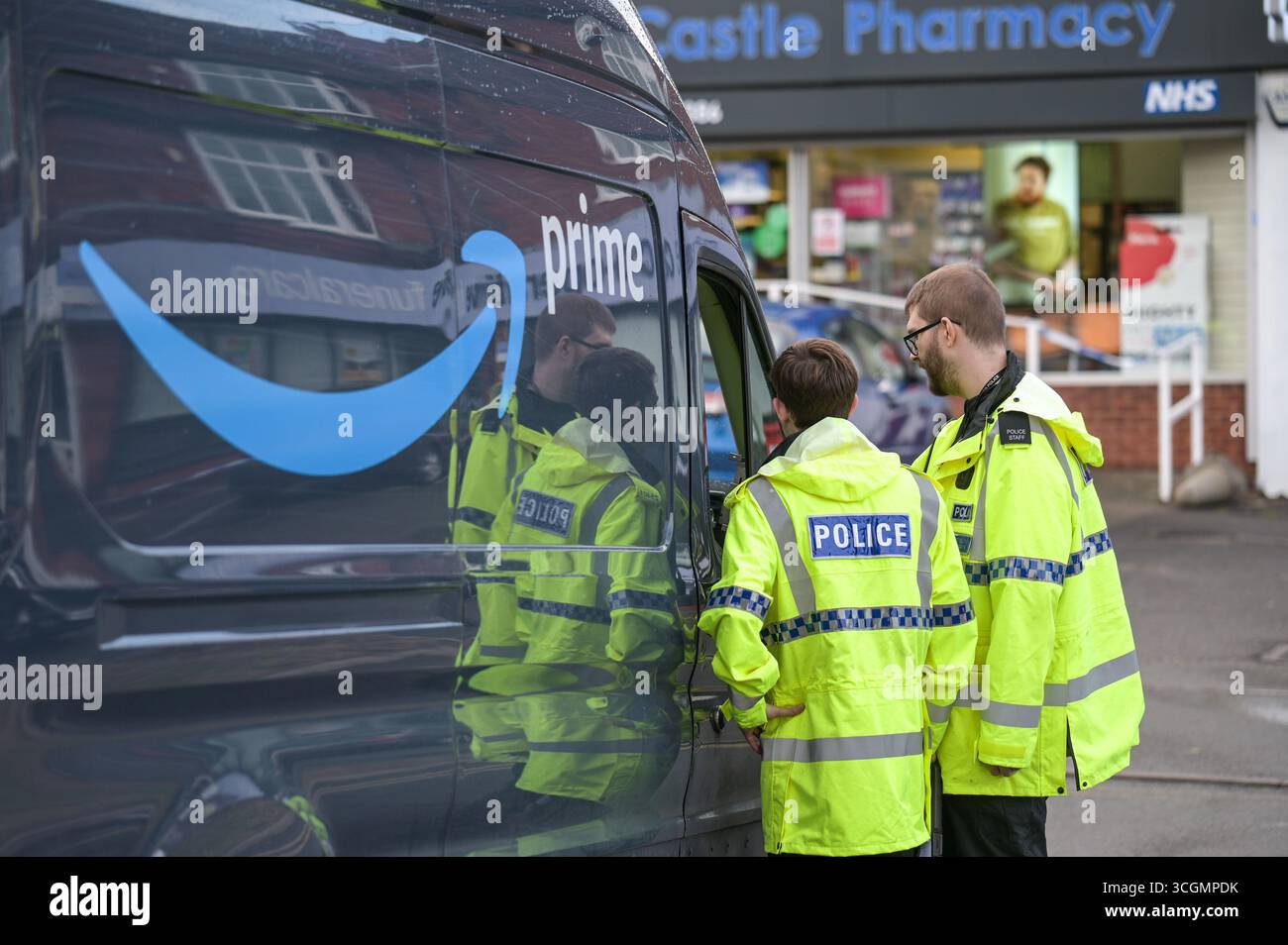 Chester Road, Castle Bromwich 28 agosto 2025. Il furgone è stato guidato dagli ufficiali fino al bordo del parcheggio dove è stato parcheggiato per la prima volta e sono state effettuate prove di rollio, mostrando come il veicolo viaggiava senza aiuto verso l'edificio. - Gli agenti investigativi della Collision hanno esaminato un furgone Amazon giovedì 28 agosto pomeriggio. Il corriere è stato investito dopo che si ritiene che il furgone diesel si sia rotolato sopra di lui, fissandolo contro un muro e ferendolo gravemente nella zona di Castle Bromwich a Birmingham. Dopo le 999 chiamate arrivarono poco prima delle 15:40 del pomeriggio, il West Midlands Ambulance Service ha inviato TW Foto Stock