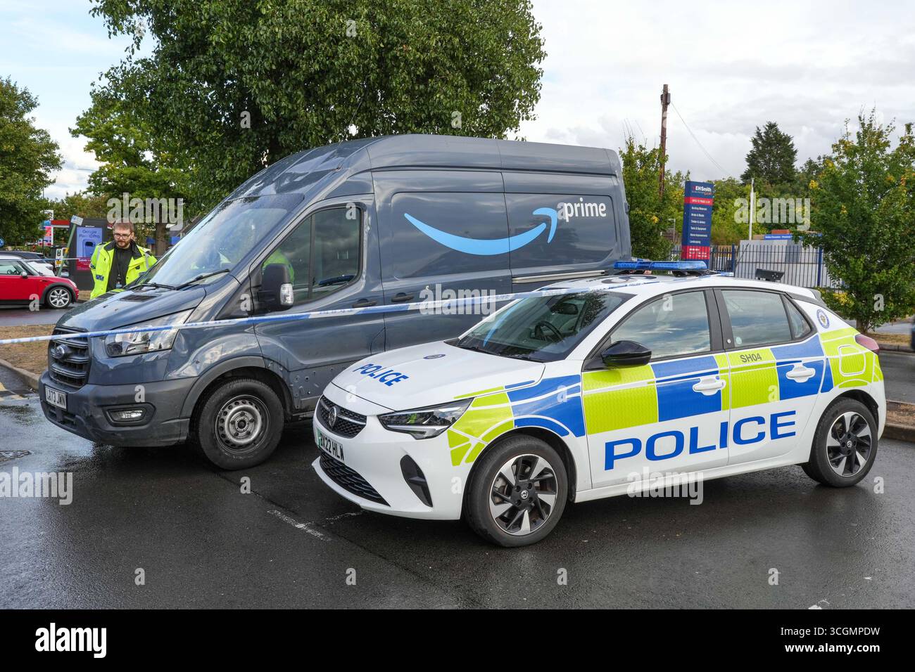 Chester Road, Castle Bromwich 28 agosto 2025. Il furgone è stato guidato dagli ufficiali fino al bordo del parcheggio dove è stato parcheggiato per la prima volta e sono state effettuate prove di rollio, mostrando come il veicolo viaggiava senza aiuto verso l'edificio. - Gli agenti investigativi della Collision hanno esaminato un furgone Amazon giovedì 28 agosto pomeriggio. Il corriere è stato investito dopo che si ritiene che il furgone diesel si sia rotolato sopra di lui, fissandolo contro un muro e ferendolo gravemente nella zona di Castle Bromwich a Birmingham. Dopo le 999 chiamate arrivarono poco prima delle 15:40 del pomeriggio, il West Midlands Ambulance Service ha inviato TW Foto Stock