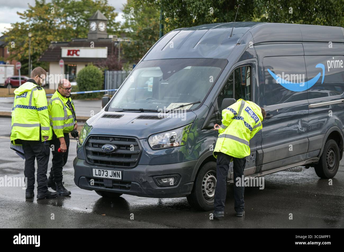 Chester Road, Castle Bromwich 28 agosto 2025. Il furgone è stato guidato dagli ufficiali fino al bordo del parcheggio dove è stato parcheggiato per la prima volta e sono state effettuate prove di rollio, mostrando come il veicolo viaggiava senza aiuto verso l'edificio. - Gli agenti investigativi della Collision hanno esaminato un furgone Amazon giovedì 28 agosto pomeriggio. Il corriere è stato investito dopo che si ritiene che il furgone diesel si sia rotolato sopra di lui, fissandolo contro un muro e ferendolo gravemente nella zona di Castle Bromwich a Birmingham. Dopo le 999 chiamate arrivarono poco prima delle 15:40 del pomeriggio, il West Midlands Ambulance Service ha inviato TW Foto Stock