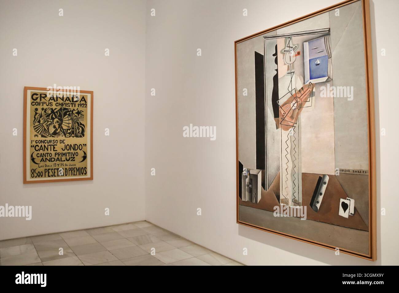 Madrid, Spagna- 13 agosto 2025: Mostra d'arte all'interno del Museo Nacional Centro de Arte Reina Sofia facciata principale della città di Madrid Foto Stock