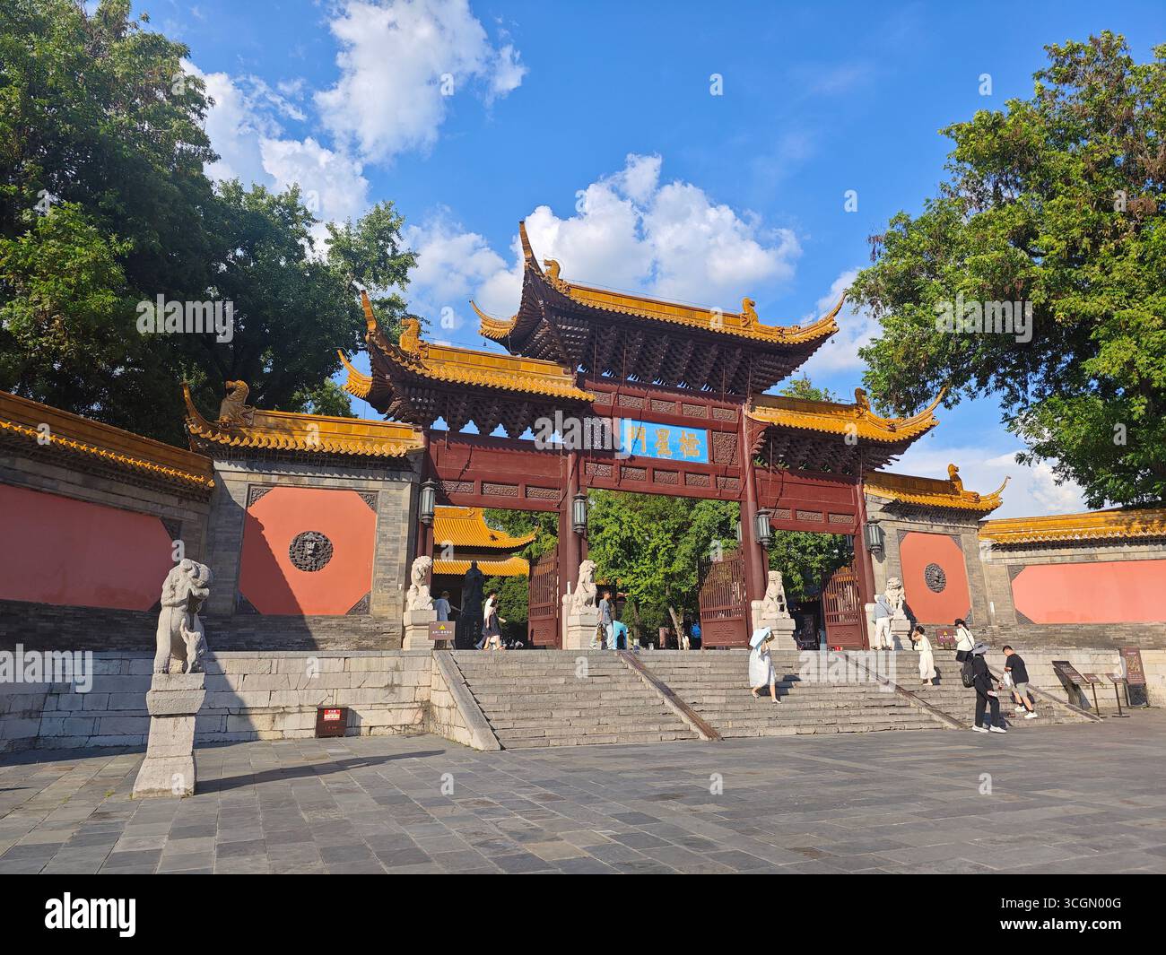 Nanchino, Cina - 21 agosto 2025: L'arco commemorativo con tetto giallo nel Palazzo ChaoTian a Nanchino nel soleggiato pomeriggio estivo sotto il cielo blu Foto Stock