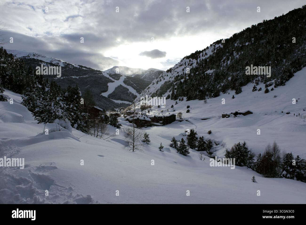 Vista della Valle de la X de Grandvalira. Fotografía tomada desde el Vall d`Incles Foto Stock