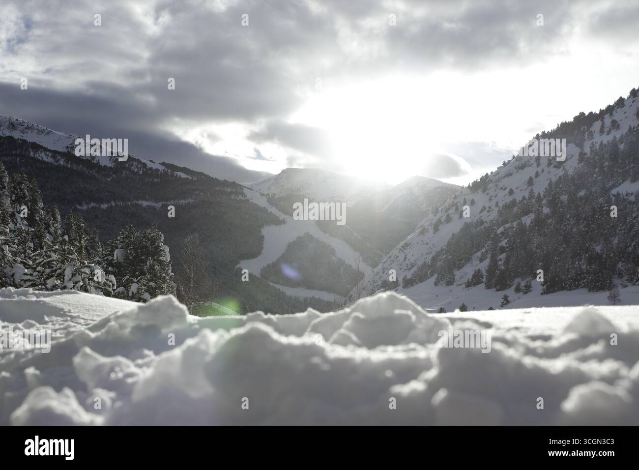 Vista della Valle de la X de Grandvalira. Fotografía tomada desde el Vall d`Incles Foto Stock