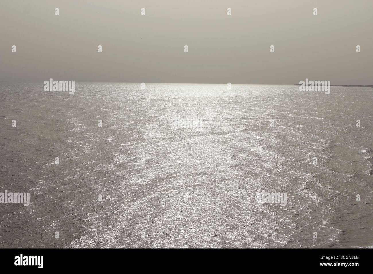 Captura del reflejo del sol del atardecer en el mar Foto Stock