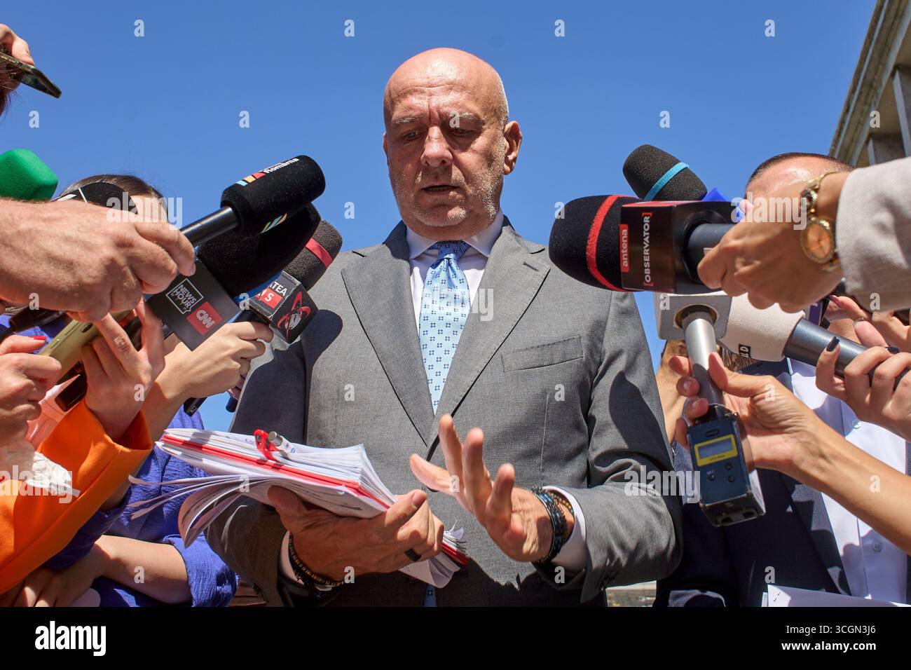 Bucarest, Romania. 29 agosto 2025: Dumitru Costin, presidente del blocco nazionale dei sindacati (BNS), fa dichiarazioni alla stampa al termine della riunione del Consiglio tripartito nazionale per il dialogo sociale, al Victoria Palace, sede del governo rumeno. Crediti: Lucian Alecu/Alamy Live News Foto Stock