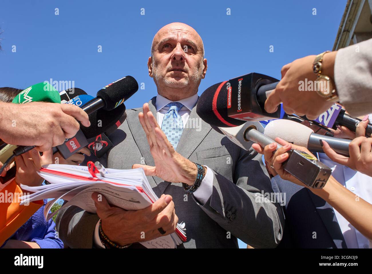 Bucarest, Romania. 29 agosto 2025: Dumitru Costin, presidente del blocco nazionale dei sindacati (BNS), fa dichiarazioni alla stampa al termine della riunione del Consiglio tripartito nazionale per il dialogo sociale, al Victoria Palace, sede del governo rumeno. Crediti: Lucian Alecu/Alamy Live News Foto Stock