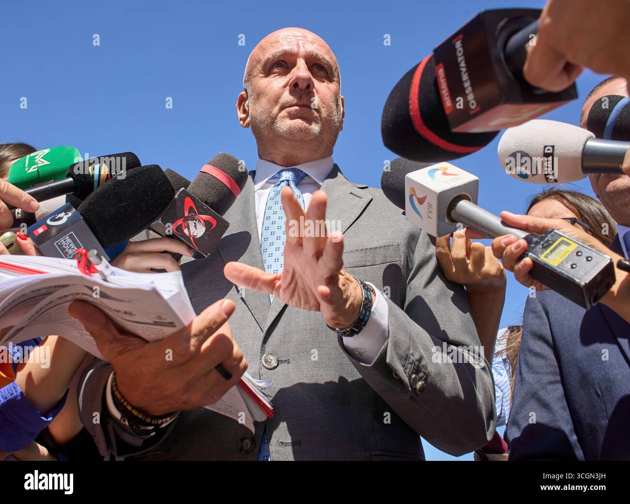 Bucarest, Romania. 29 agosto 2025: Dumitru Costin, presidente del blocco nazionale dei sindacati (BNS), fa dichiarazioni alla stampa al termine della riunione del Consiglio tripartito nazionale per il dialogo sociale, al Victoria Palace, sede del governo rumeno. Crediti: Lucian Alecu/Alamy Live News Foto Stock