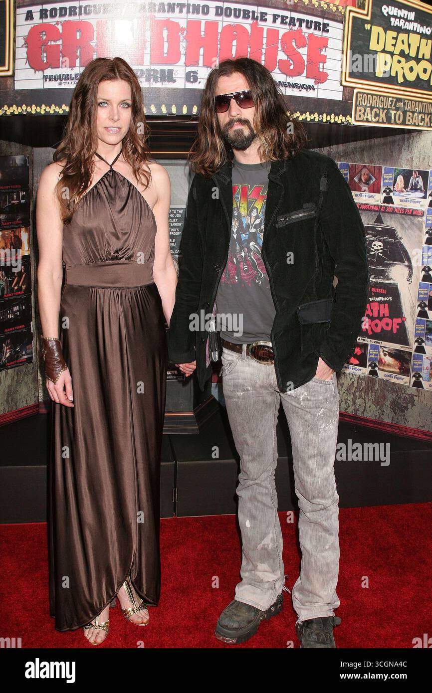 Rob Zombie e moglie Sheri Moon alla prima americana di Grindhouse tenutasi all'Orpheum Theater di Los Angeles - 26 marzo 2007 Foto Stock