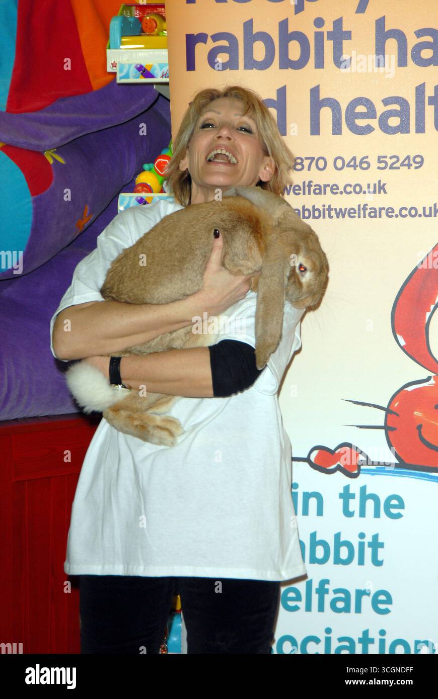 Ingrid Tarrant lancia la Pasqua ad Hamleys con una fotochiamata per il Rabbit Welfare Fund insieme a Skippy, un gigantesco coniglio inglese, Londra - 4 aprile 2007 Foto Stock