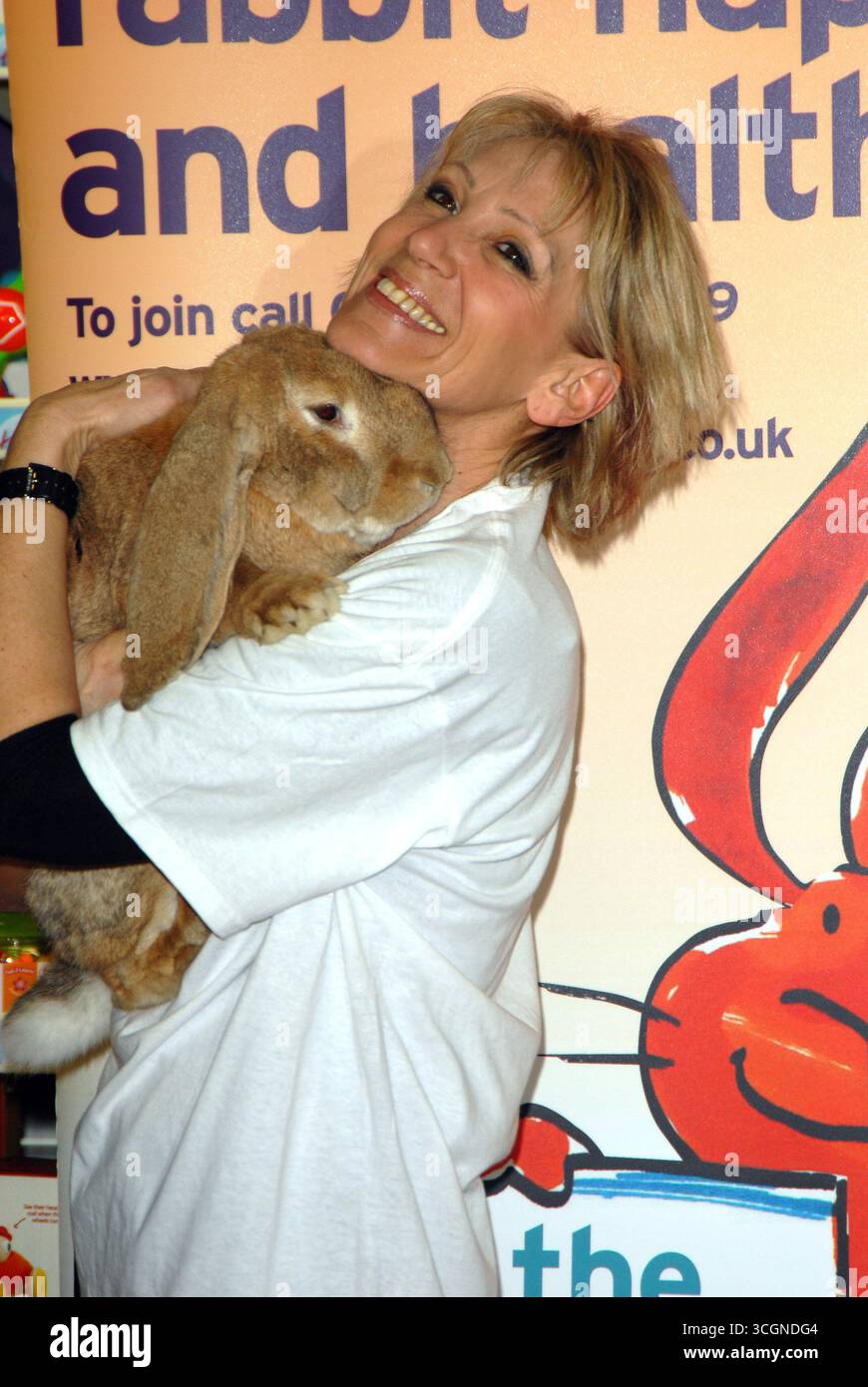 Ingrid Tarrant lancia la Pasqua ad Hamleys con una fotochiamata per il Rabbit Welfare Fund insieme a Skippy, un gigantesco coniglio inglese, Londra - 4 aprile 2007 Foto Stock