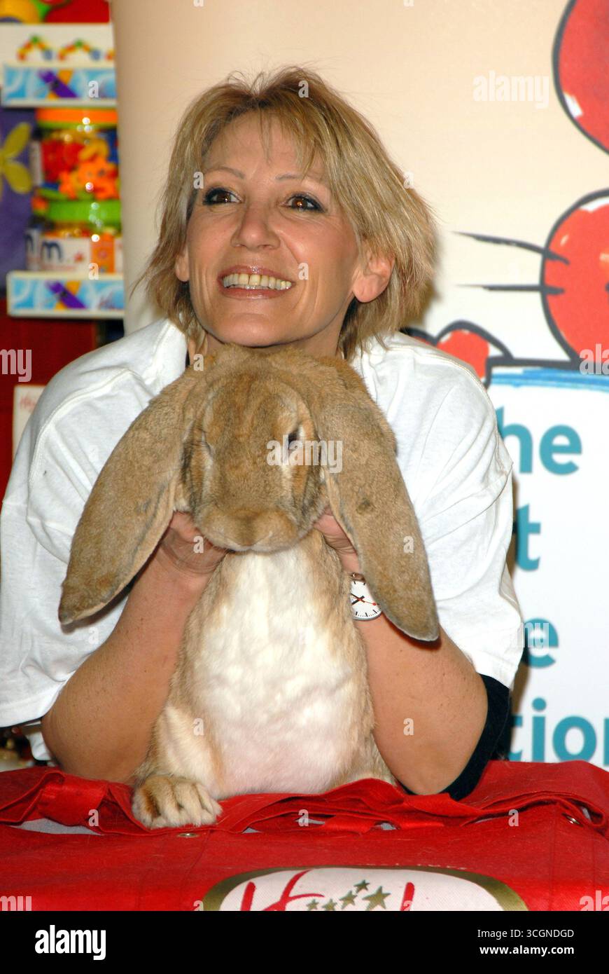 Ingrid Tarrant lancia la Pasqua ad Hamleys con una fotochiamata per il Rabbit Welfare Fund insieme a Skippy, un gigantesco coniglio inglese, Londra - 4 aprile 2007 Foto Stock