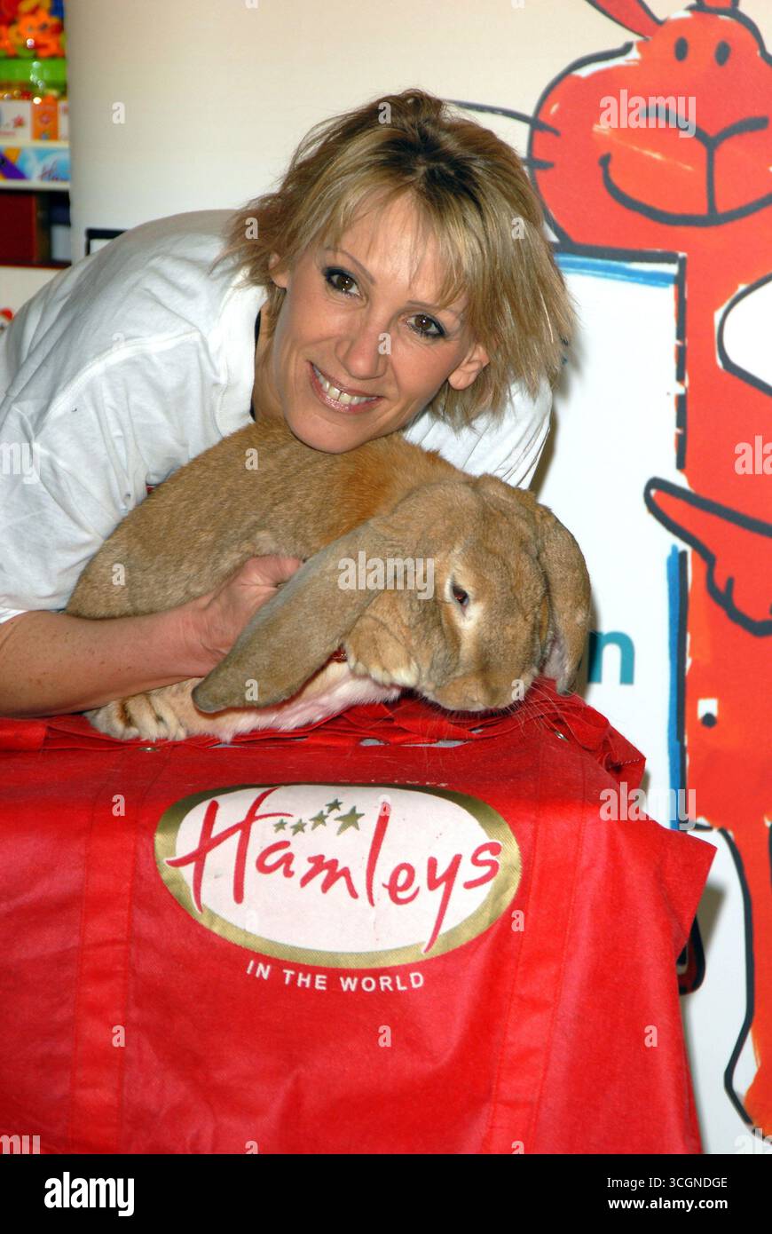 Ingrid Tarrant lancia la Pasqua ad Hamleys con una fotochiamata per il Rabbit Welfare Fund insieme a Skippy, un gigantesco coniglio inglese, Londra - 4 aprile 2007 Foto Stock