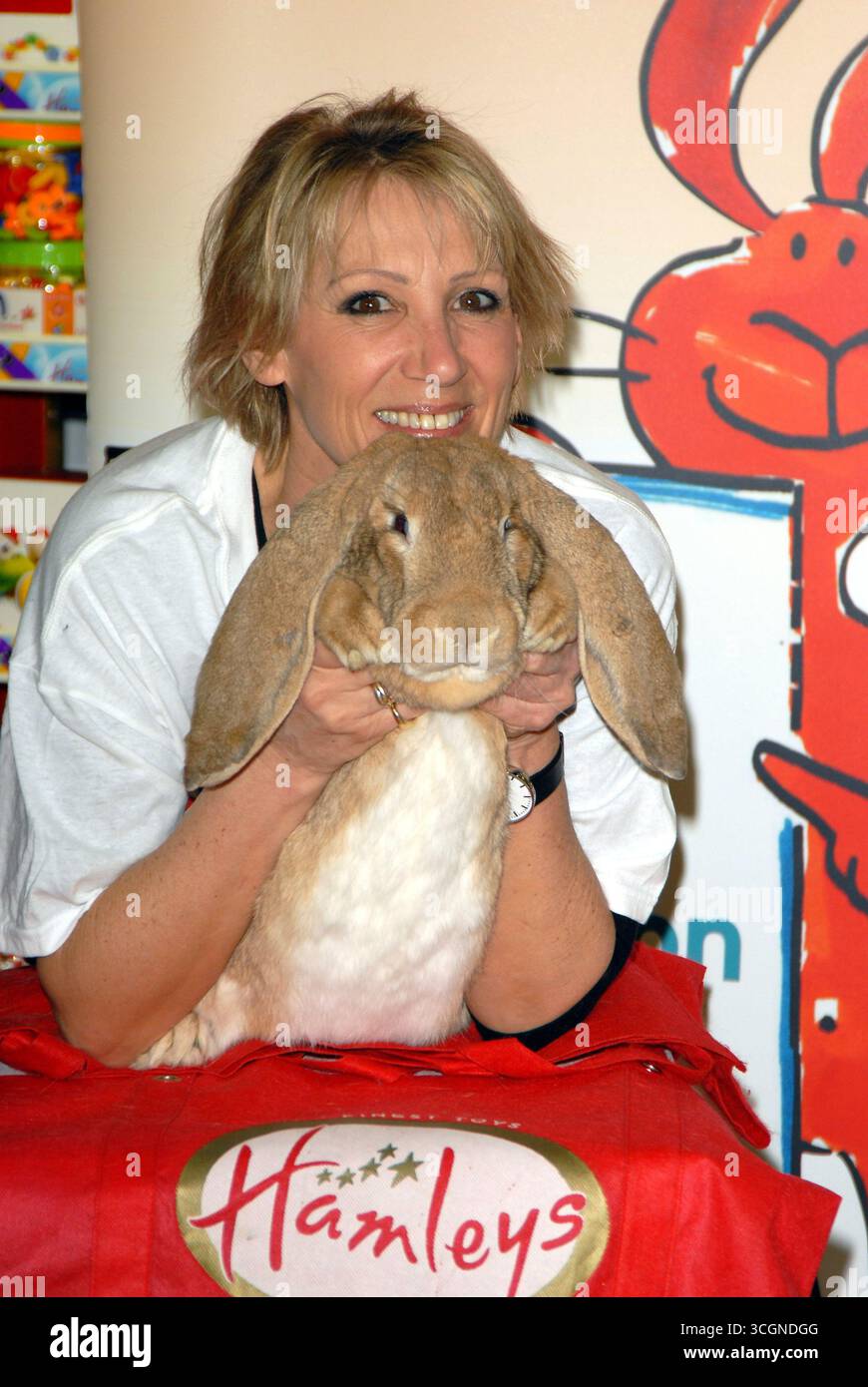 Ingrid Tarrant lancia la Pasqua ad Hamleys con una fotochiamata per il Rabbit Welfare Fund insieme a Skippy, un gigantesco coniglio inglese, Londra - 4 aprile 2007 Foto Stock