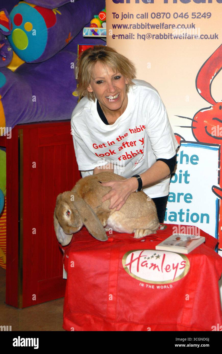 Ingrid Tarrant lancia la Pasqua ad Hamleys con una fotochiamata per il Rabbit Welfare Fund insieme a Skippy, un gigantesco coniglio inglese, Londra - 4 aprile 2007 Foto Stock