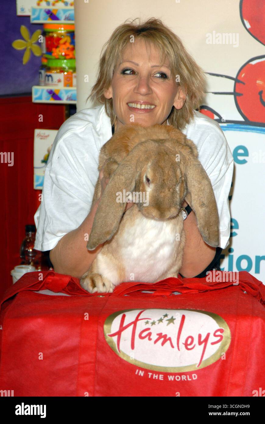 Ingrid Tarrant lancia la Pasqua ad Hamleys con una fotochiamata per il Rabbit Welfare Fund insieme a Skippy, un gigantesco coniglio inglese, Londra - 4 aprile 2007 Foto Stock