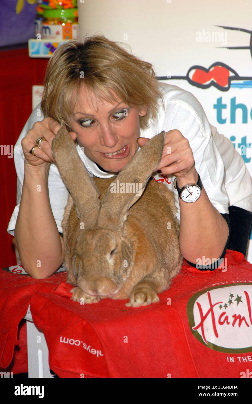 Ingrid Tarrant lancia la Pasqua ad Hamleys con una fotochiamata per il Rabbit Welfare Fund insieme a Skippy, un gigantesco coniglio inglese, Londra - 4 aprile 2007 Foto Stock