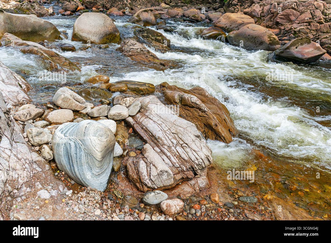 Il fiume Findhorn, Scozia, ha un'acqua bassa alla fine dell'estate di agosto 2025, un flusso minimo attraverso le rapide, il Dulsie Bridge Foto Stock