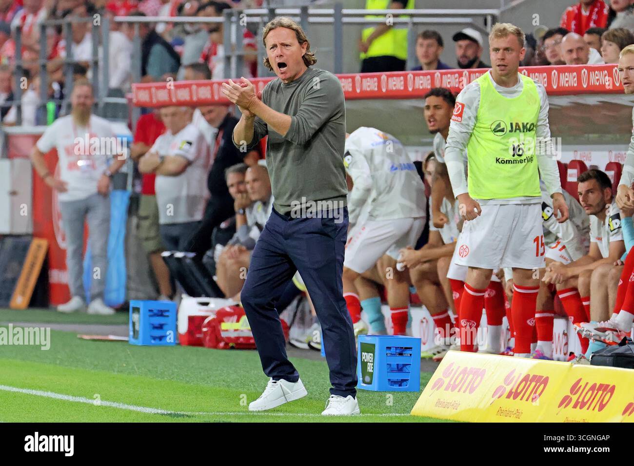 Mainz, Germania. 28 agosto 2025. Mainz, Deutschland 28. Agosto 2025: Conference League - Qualifikation - 2024/2025 - FSV Mainz 05 vs. Rosenborg Trondheim IM Bild: Trainer Bo Henriksen (FSV) feuert Seine Mannschaft vom Spielfeldrand frenetisch AN. Credito: dpa/Alamy Live News Foto Stock