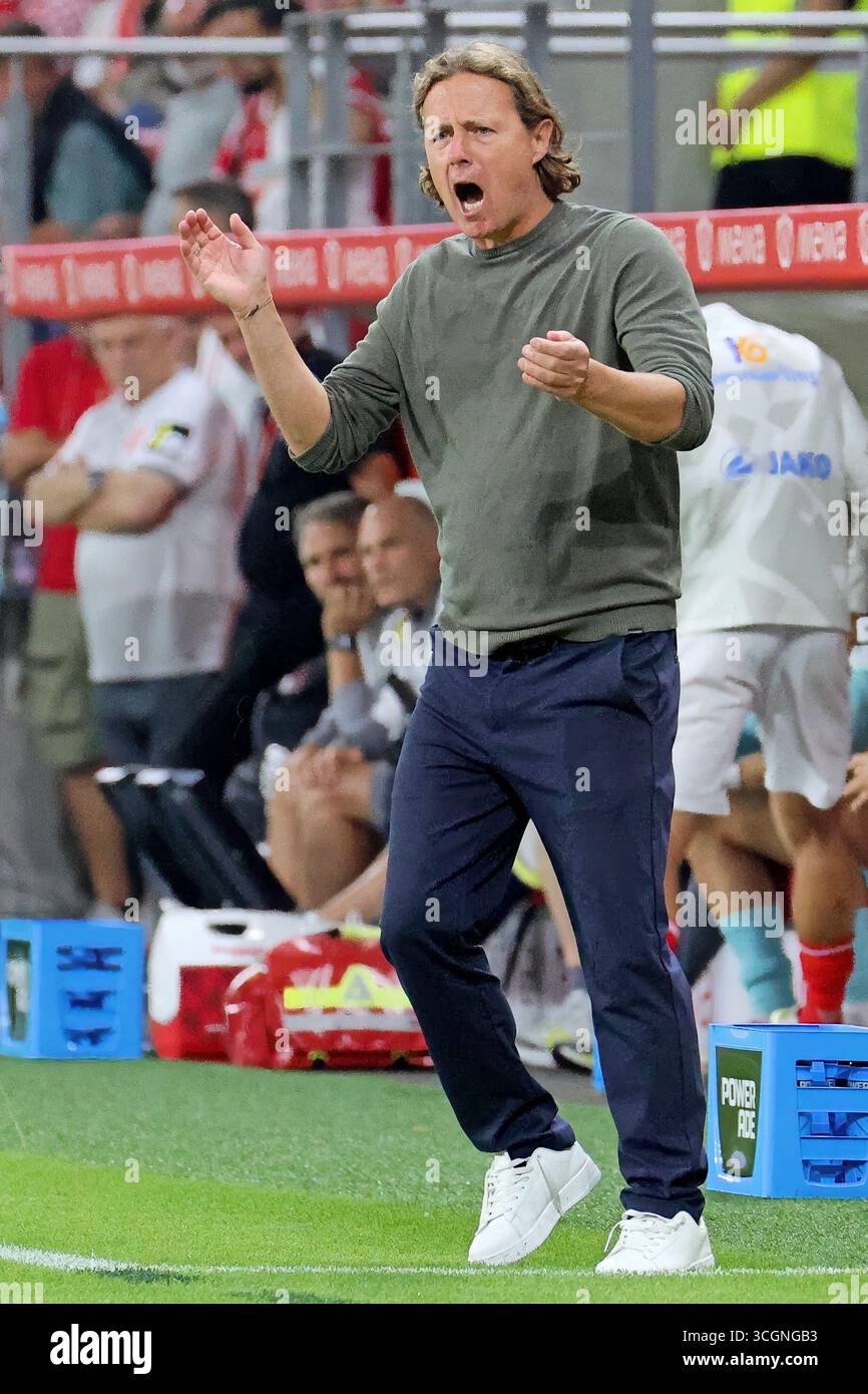 Mainz, Germania. 28 agosto 2025. Mainz, Deutschland 28. Agosto 2025: Conference League - Qualifikation - 2024/2025 - FSV Mainz 05 vs. Rosenborg Trondheim IM Bild: Trainer Bo Henriksen (FSV) feuert Seine Mannschaft vom Spielfeldrand frenetisch AN. Credito: dpa/Alamy Live News Foto Stock