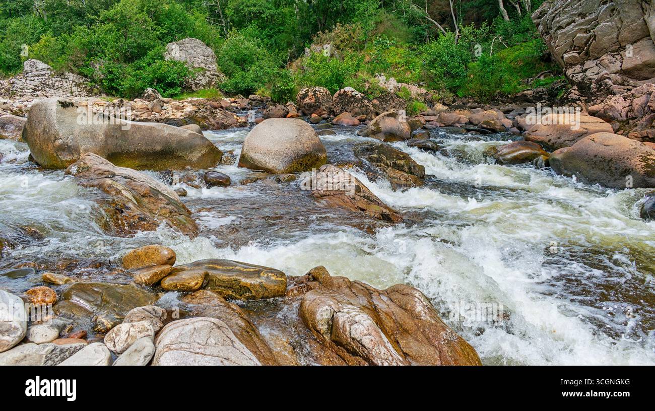 Il fiume Findhorn, Scozia, con acque basse alla fine dell'estate di agosto 2025, ha ridotto il flusso attraverso la posizione delle rapide del Dulsie Bridge Foto Stock