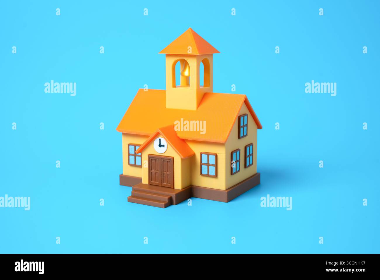 Edificio scolastico con campana e orologio sulla facciata. Sistema educativo, scuola privata, scuola pubblica, ambiente di apprendimento, studi per bambini, teachi Foto Stock