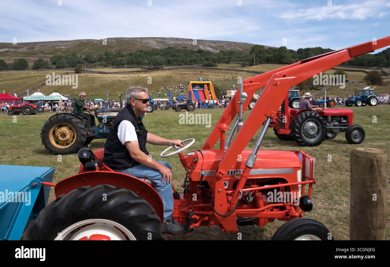 Sfilata dei trattori d'epoca, Reeth Show, North Yorkshire Foto Stock