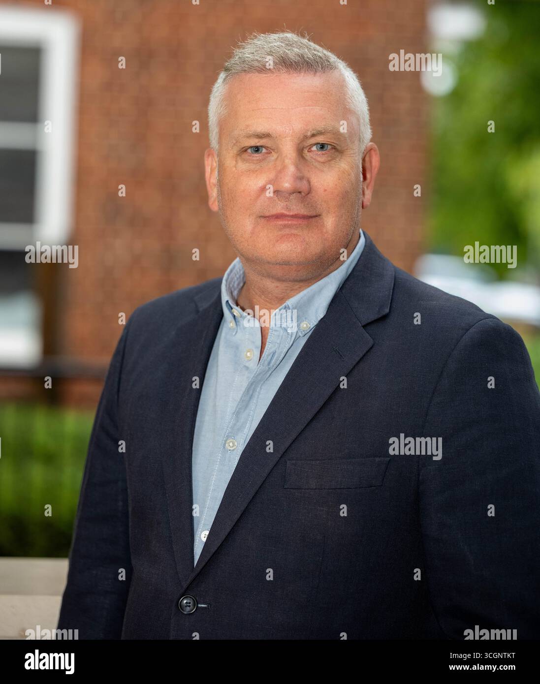 Brentwood Essex 29 agosto 2025, Russell Quirk, residente locale, commentatore di TalkTV ed esperto immobiliare, presenta i suoi documenti di nomina al municipio di Brentwood per candidarsi come candidato per la riforma del Regno Unito alle elezioni locali per il ward di Hutton South, Brentwood, Essex Credit: Ian Davidson/Alamy Live News Foto Stock