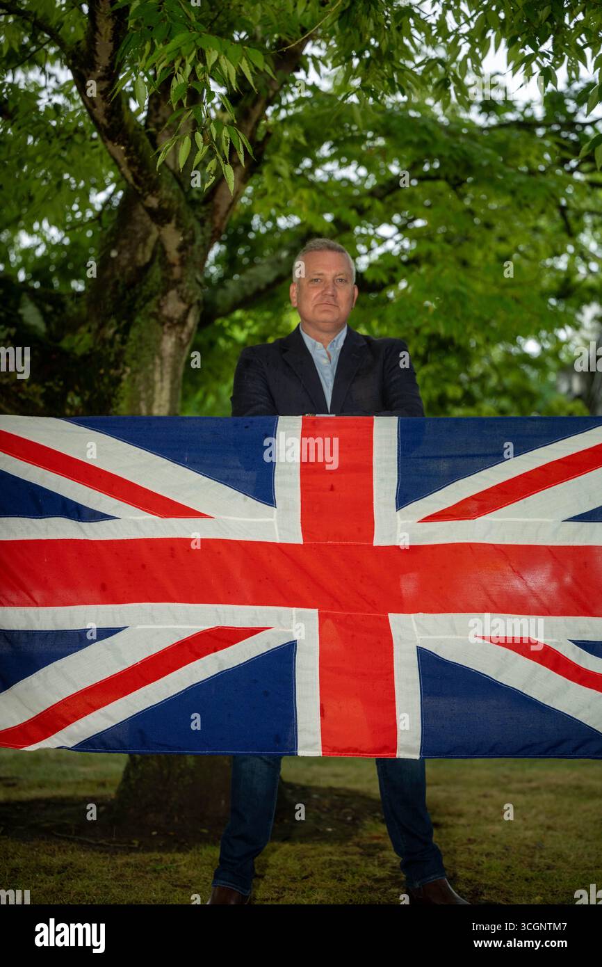 Brentwood Essex 29 agosto 2025, Russell Quirk, residente locale, commentatore di TalkTV ed esperto immobiliare, presenta i suoi documenti di nomina al municipio di Brentwood per candidarsi come candidato per la riforma del Regno Unito alle elezioni locali per il ward di Hutton South, Brentwood, Essex Credit: Ian Davidson/Alamy Live News Foto Stock