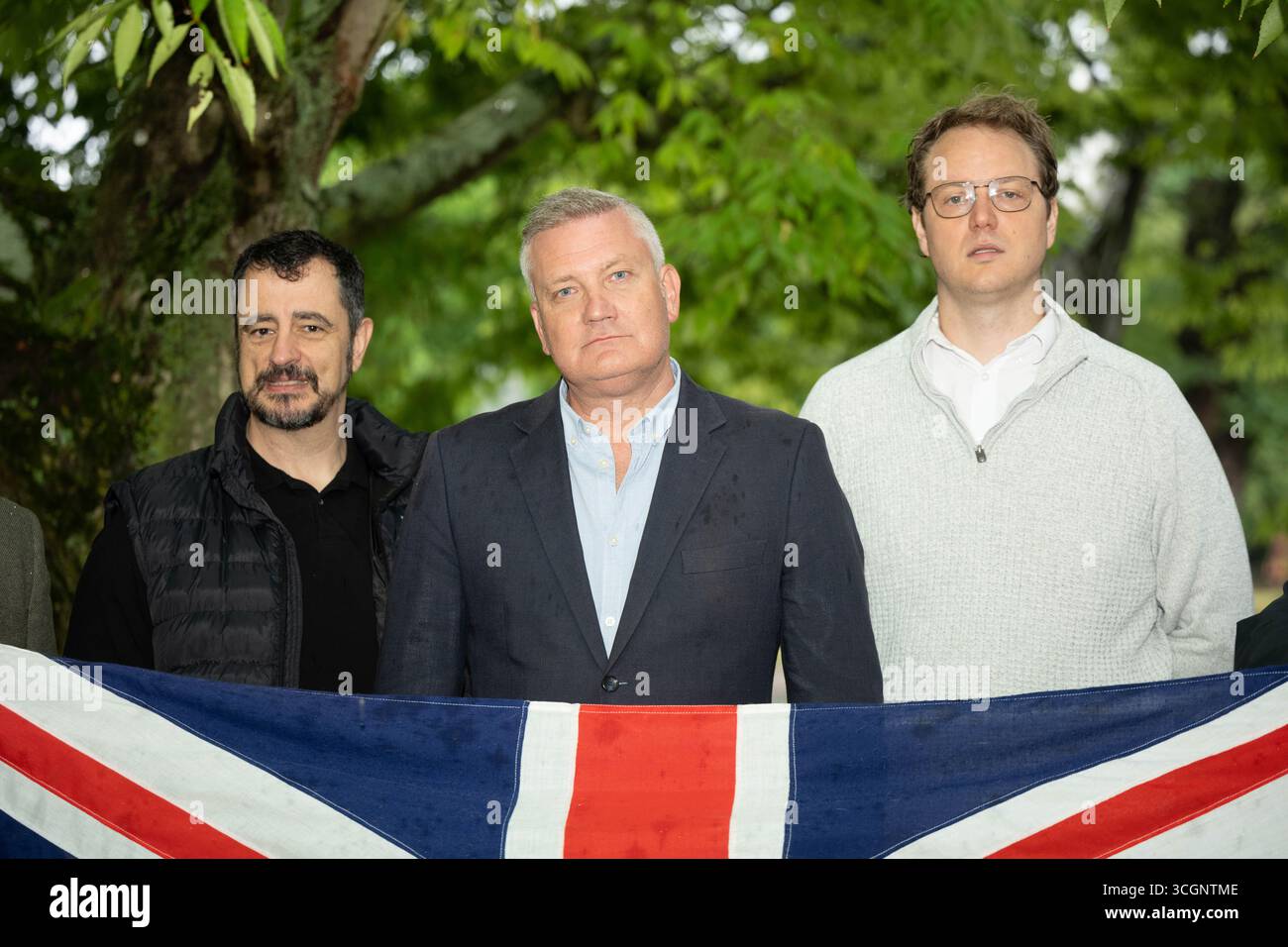 Brentwood Essex 29 agosto 2025, Russell Quirk, residente locale, commentatore di TalkTV ed esperto immobiliare, presenta i suoi documenti di nomina al municipio di Brentwood per candidarsi come candidato per la riforma del Regno Unito alle elezioni locali per il ward di Hutton South, Brentwood, Essex Credit: Ian Davidson/Alamy Live News Foto Stock