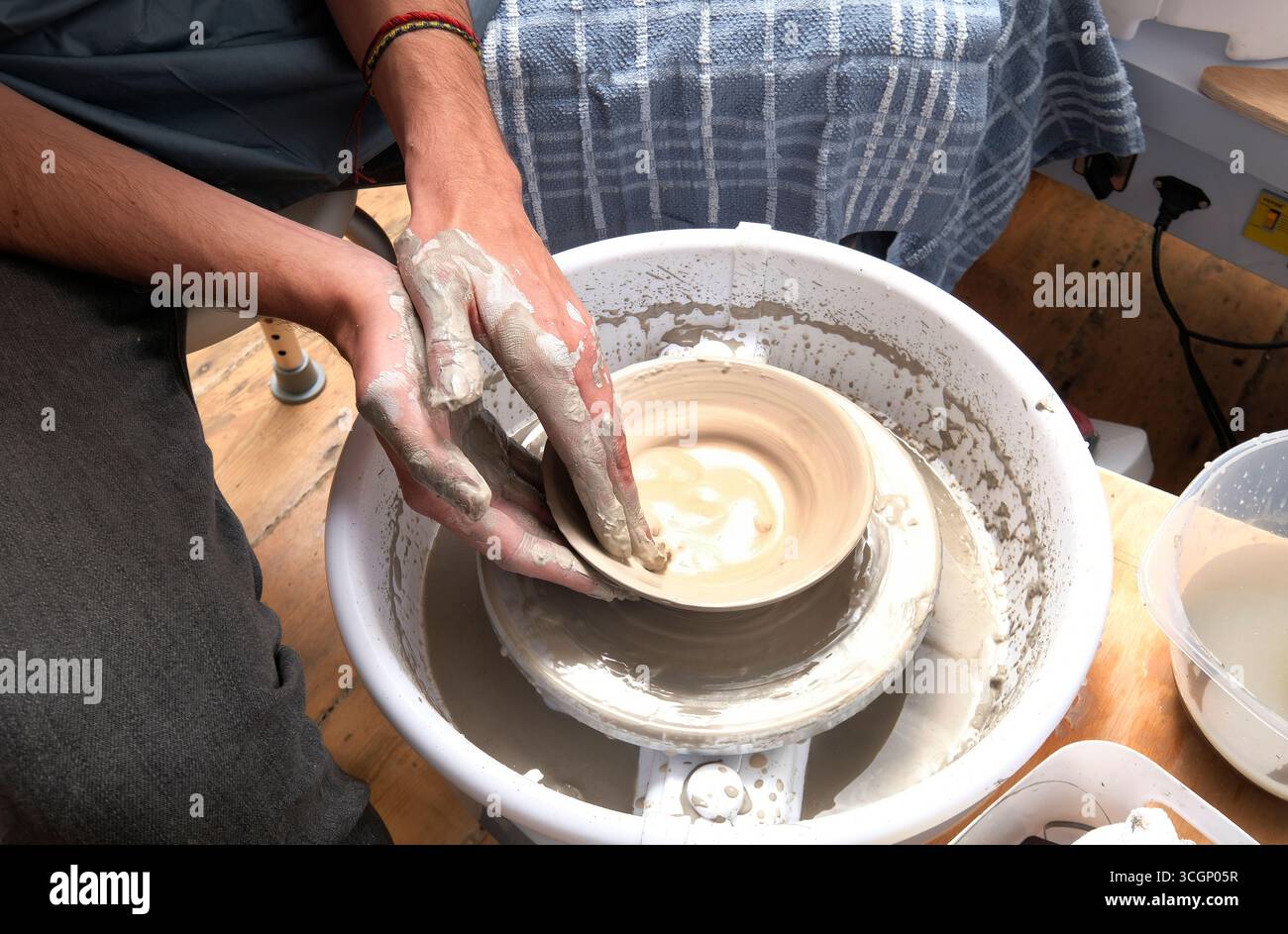 vasaio che prepara ciotola di argilla sulla ruota dei ceramisti, norfolk, inghilterra Foto Stock
