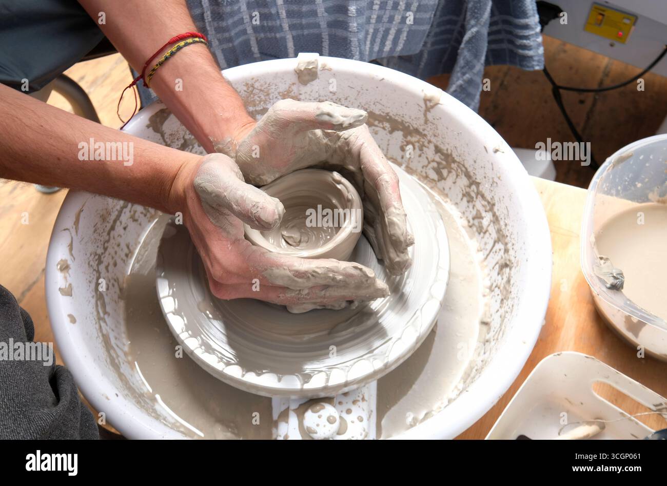 vasaio che prepara ciotola di argilla sulla ruota dei ceramisti, norfolk, inghilterra Foto Stock
