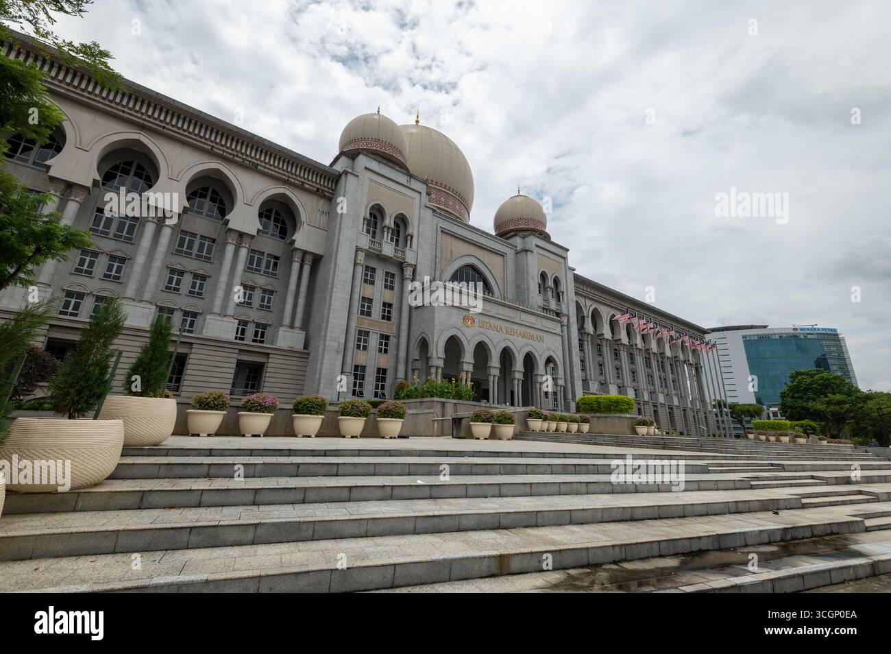 Il Tribunale federale della Malesia (Mahkamah Persekutuan Malaysia) sul Persiaran Perdana o Putrajaya Boulevard, è il viale più lungo di Putrajaya, Malaysi Foto Stock