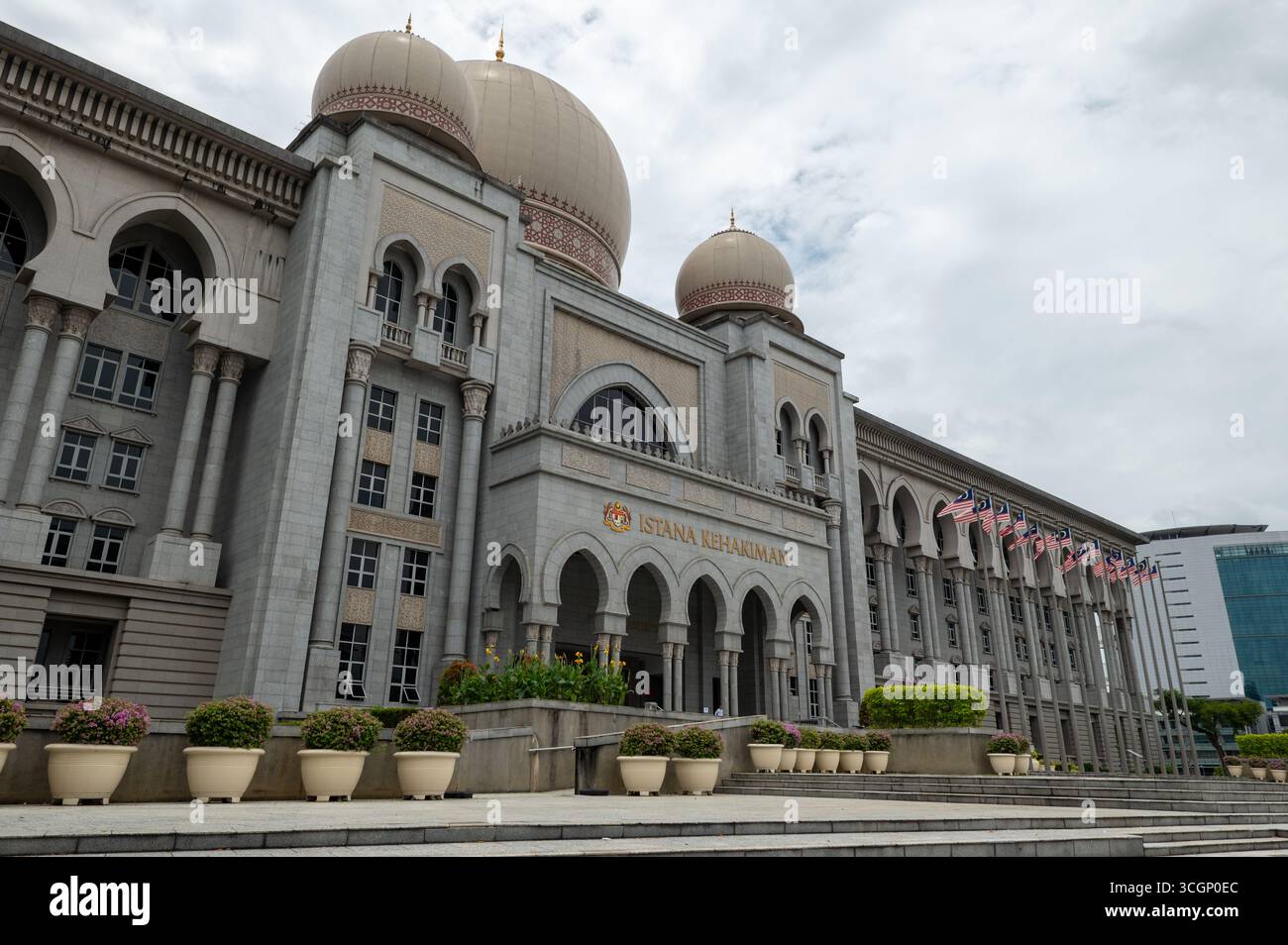 Il Tribunale federale della Malesia (Mahkamah Persekutuan Malaysia) sul Persiaran Perdana o Putrajaya Boulevard, è il viale più lungo di Putrajaya, Malaysi Foto Stock