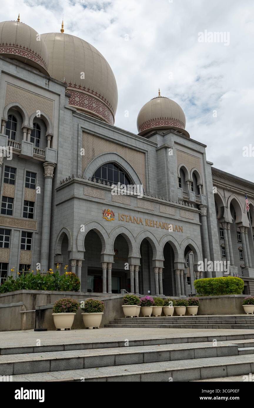 Il Tribunale federale della Malesia (Mahkamah Persekutuan Malaysia) sul Persiaran Perdana o Putrajaya Boulevard, è il viale più lungo di Putrajaya, Malaysi Foto Stock