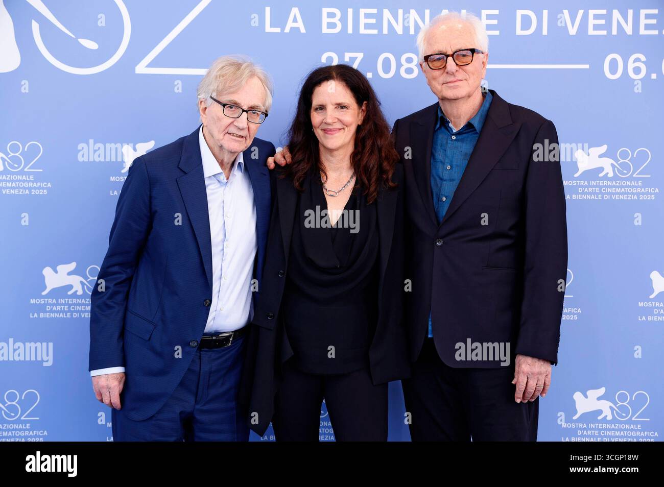 Seymour M. Hersh, Laura Poitras und Mark Obenhaus beim Photocall zum Dokumentarfilm cover-up auf der Biennale di Venezia 2025 / 82. Internationale Filmfestspiele von Venedig in Palazzo del Casinò. Venedig, 29.08.2025 *** Seymour M Hersh, Laura Poitras e Mark Obenhaus al photocall per la copertina del documentario alla Biennale di Venezia 2025 82 Mostra Internazionale del Cinema di Venezia al Palazzo del Casino Venezia, 29 08 2025 foto:xD.xBedrosianx/xFuturexImagex cover 5804 Foto Stock
