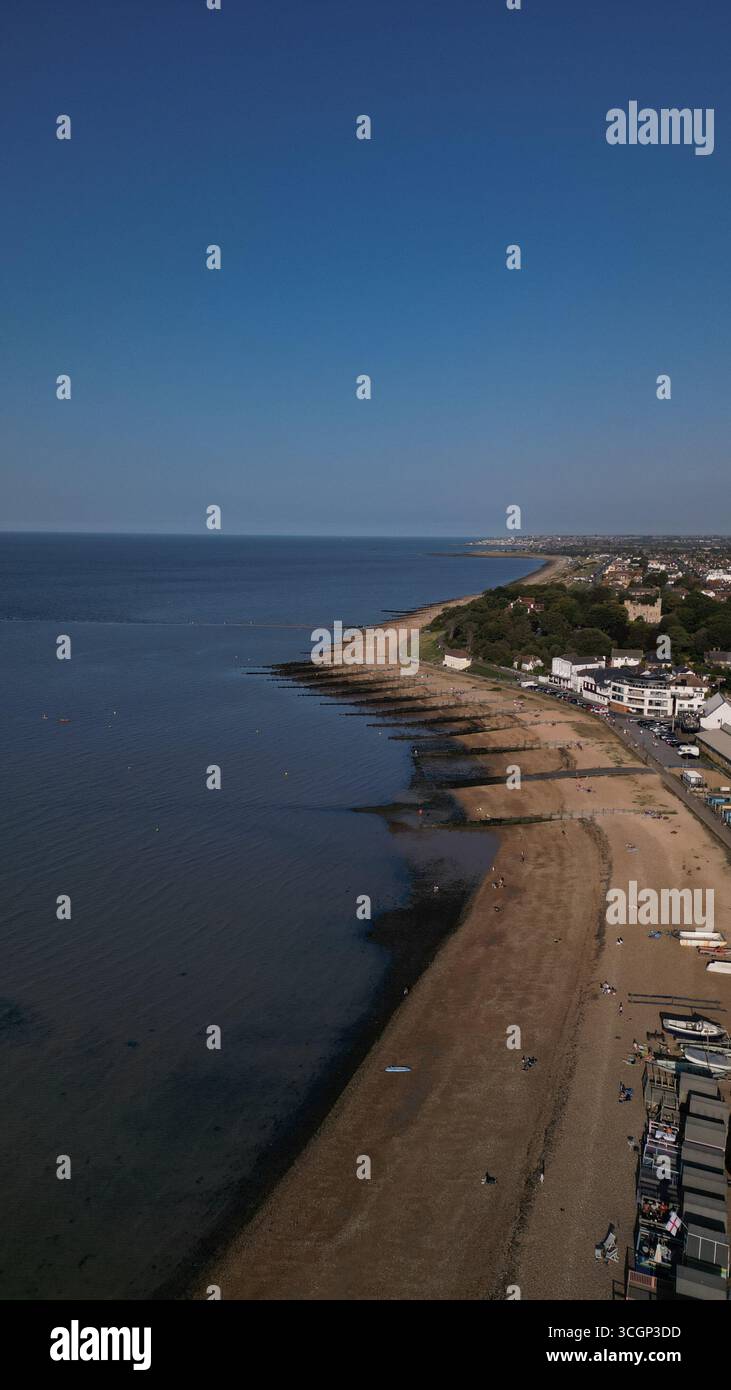 Vista dall'alto del porto di Whitstable e del lungomare nel Kent con barche, porticciolo, porto operativo e costa Foto Stock
