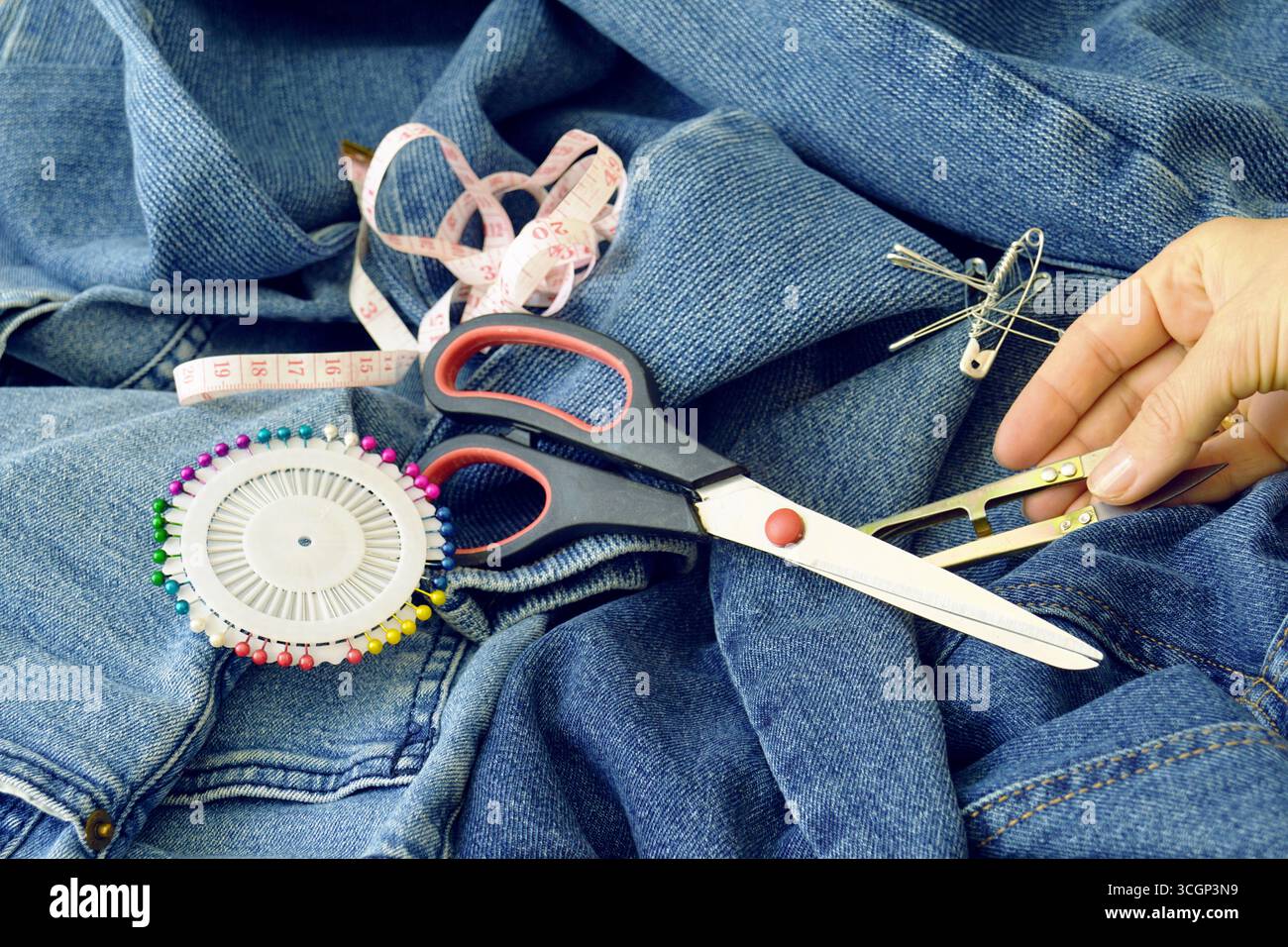 Spazio di lavoro di stilisti di moda per piccole imprese con forniture per cucito e strumenti di misurazione. Concetto di startup per imprenditori creativi. Moda fatta a mano Foto Stock