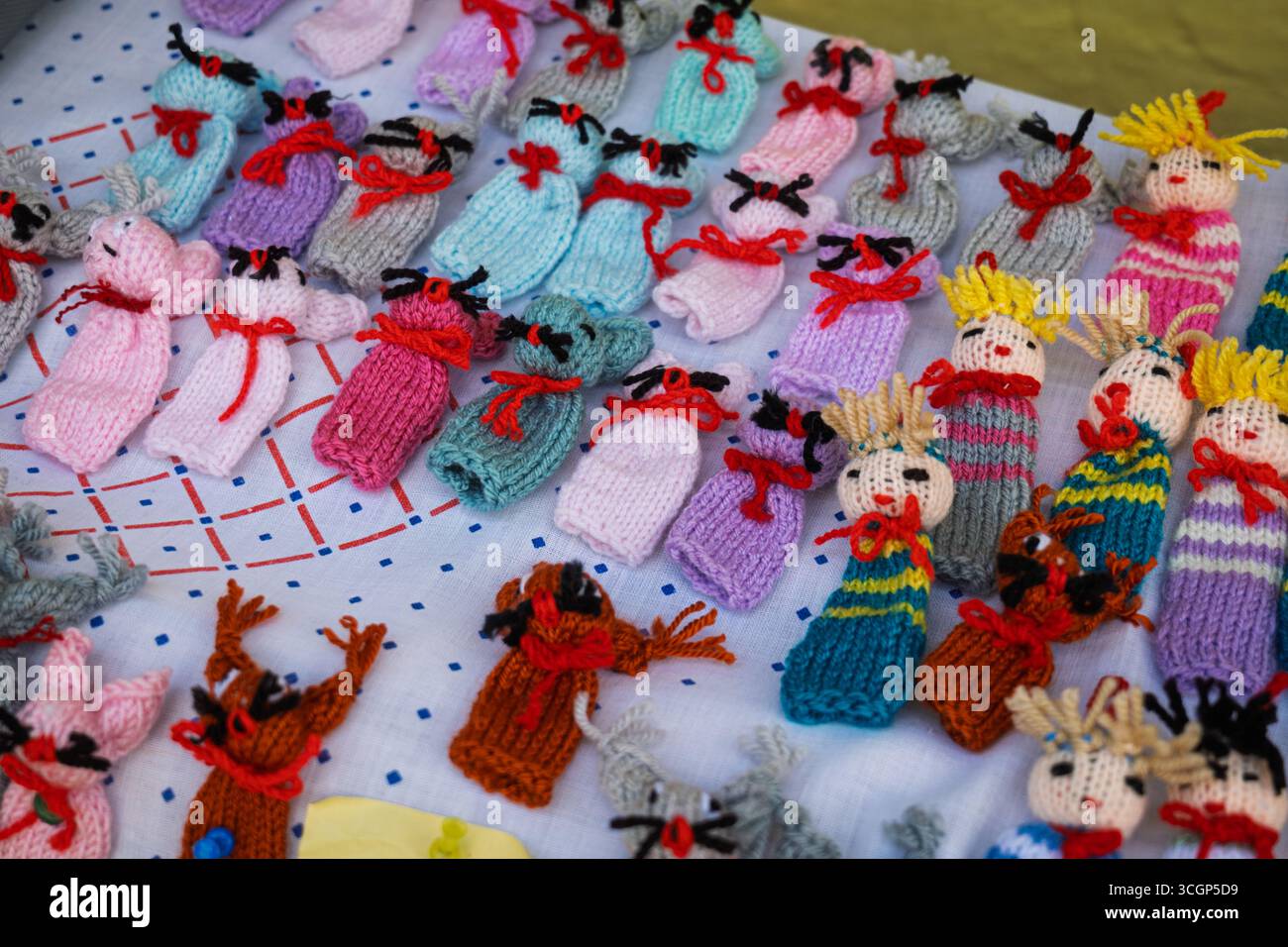 Marionette artigianali ecologiche realizzate a mano in tessuto naturale Foto Stock