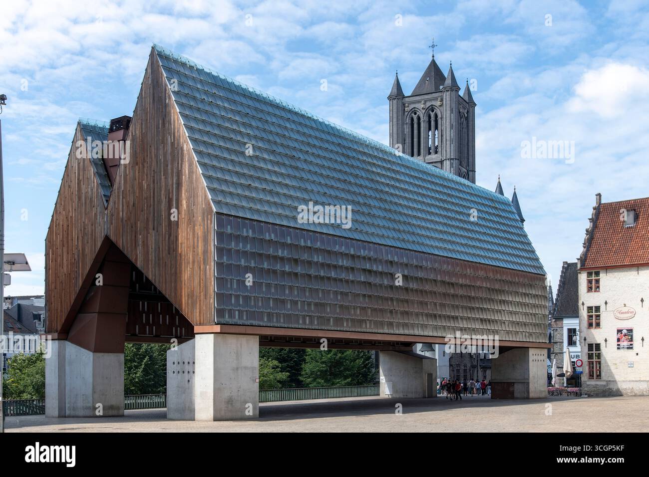 Gand, Belgio - 4 agosto 2025; grande baldacchino indipendente del City Pavilioin parte del progetto di riqualificazione delle piazze e degli spazi pubblici nella storica Foto Stock