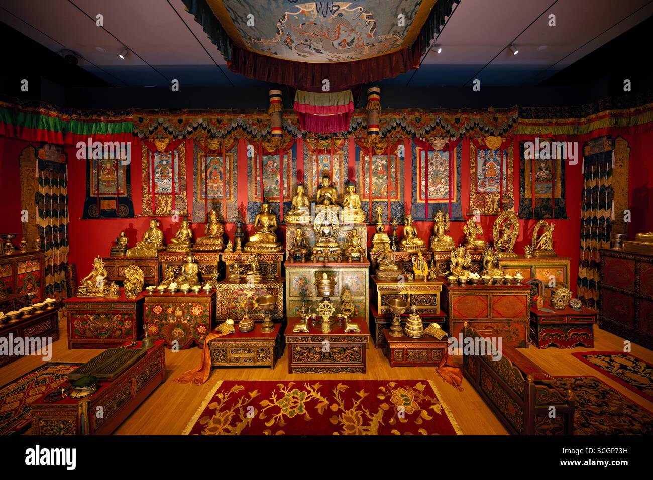 Smithsonian National Museum of Asian Art Tibetan Shrine Room Washington DC USA // WASHINGTON DC - la sala del santuario tibetano presso lo Smithsonian National Museum of Asian Art presenta una ricca collezione di sculture buddiste dorate, thangka e oggetti rituali. Questa coinvolgente mostra è stata progettata per evocare un tradizionale santuario buddista tibetano, che mostra le tradizioni spirituali e artistiche dell'Himalaya. La sala fornisce informazioni sulle pratiche religiose e sull'arte tibetana. Ospita il National Museum of Asian Art, che comprende la Freer Gallery of Art e la Arthur M. Sackler Gallery Foto Stock